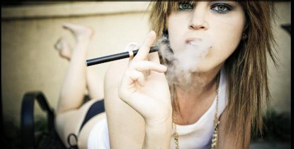 Эксперты считают, что электронные сигареты побуждают подростков на курение